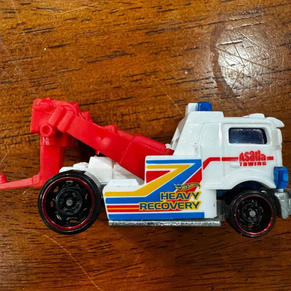 Hot Wheels Heavy Hitcher Asada Towing White Red Heavy Recovery Diecast Truck M13
